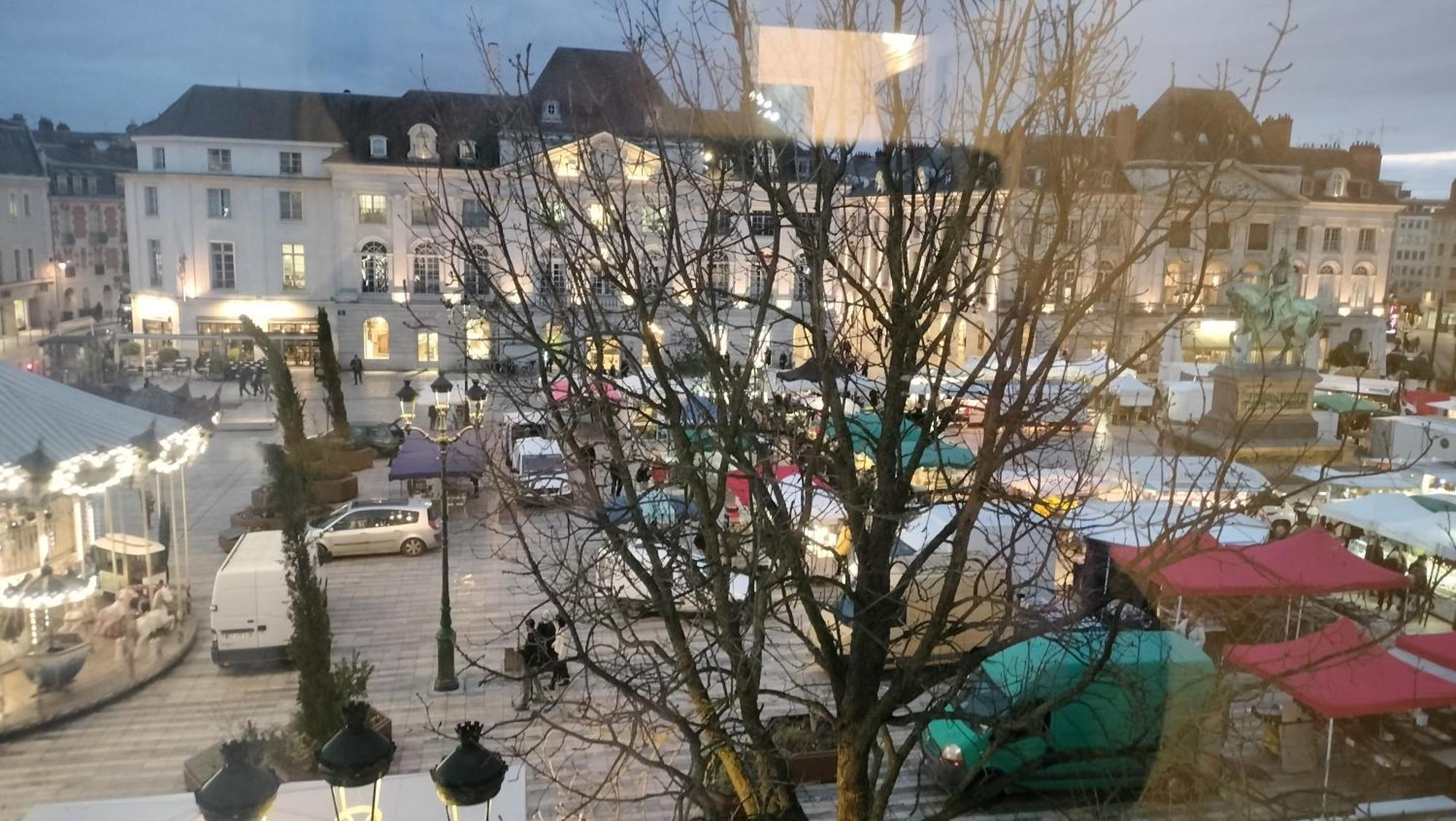 Appartement Avec Belle Vue Sur La Place Du Martroi Orleans Luaran gambar